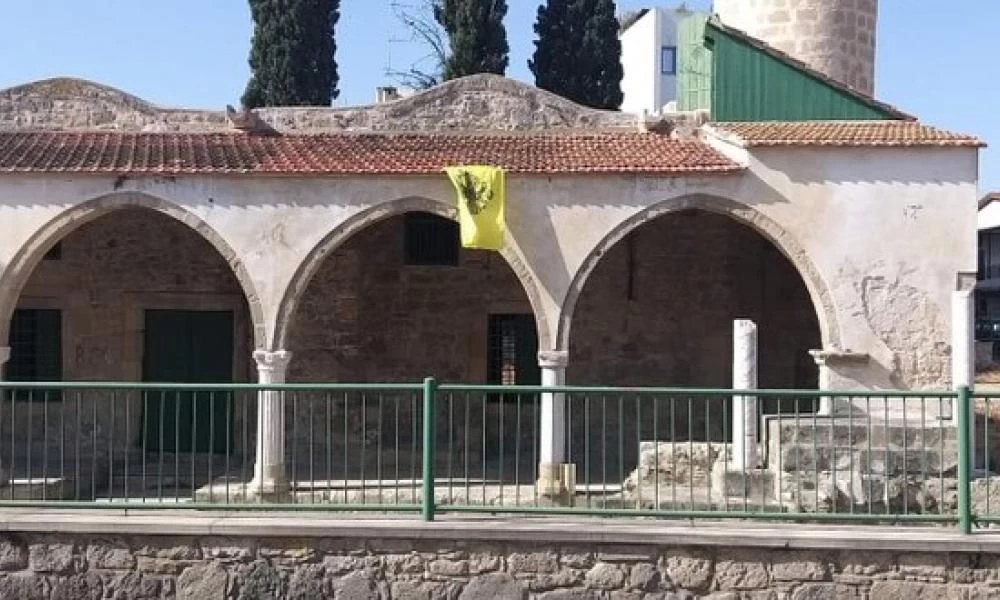 Τουρκικά ΜΜΕ: Άγνωστος κρέμασε βυζαντινή σημαία σε τζαμί στη Λάρνακα